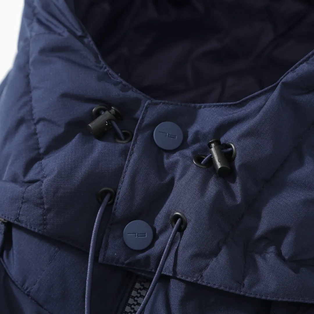 P660 #R54 Ralph Lauren/Ralph Lauren hooded down jacket (top quality, feel free to compare), using imported Barudan embroidery machine, carefully crafted with thousands of needles electric embroidery technology. Imported No. 7 needles and special embroidery thread ensure that every letter of the polo logo is full, three-dimensional and clear, creating the "most expensive embroidery logo" that can be called a work of art. Top-notch velvet core, luxurious warmth. Filled with national standard 80% high-quality white duck down, bringing excellent thermal insulation performance. At the same time, it is lightweight and can quickly regain its fluffiness after compression, bringing you a warm embrace without burden and resisting the harsh winter. Technical fabrics, no fear of wind and snow •Long-lasting fluffy and shape-retaining: High-quality filling ensures that the down jacket is not easy to stiffen and keeps you warm for a long time. •Strict anti-velvet technology: Using 400T gall fabric with pinhole retraction technology, it fundamentally eliminates the phenomenon of velvet leakage and makes wearing more secure. •All-round protective experience: Windproof and waterproof matte fabric, combined with an adjustable hem with a built-in drawstring buckle, can effectively lock in temperature and cold, and cope with changeable weather. Perfect details, creating a classic •Original electroplated YK zipper, smooth and durable, with brand texture highlighted in every detail. •Detachable hood design, one garment can be worn multiple times to meet different occasions and outfit needs. •Original hangtag and washed label, quality guaranteed. Five colors come together for couples to enjoy together: black is cool, beige is gentle, navy is calm, khaki is retro, and green is fresh. Available in five colors, the same style for men and women, it can be worn perfectly as a couple's outfit or a personalized item, becoming an indispensable fashion equipment on the streets in winter. Color: black, khaki, navy blue, army green, beige Size: S M L 66 67